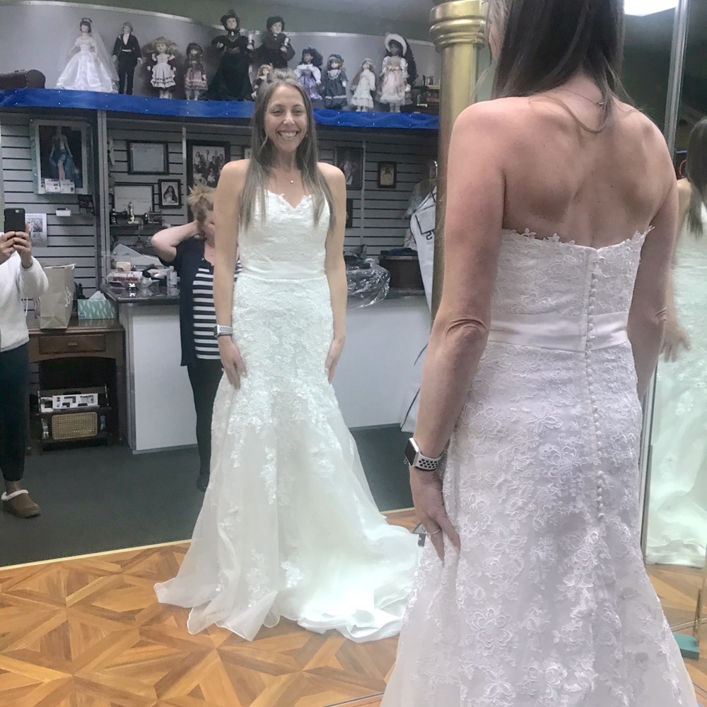 Brand NEW never worn wedding dress for sale